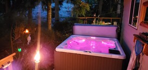 Outdoor spa tub - Krachel"Z Ohana Oasis (Granite Falls)