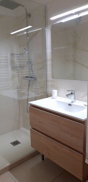 Badewanne, Haartrockner, Toilettenpapier