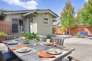 Outdoor dining - Downtown Healdsburg Wine Country Retreat (Healdsburg)