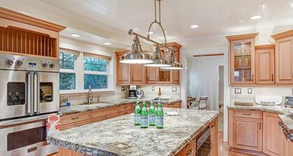 Downtown Healdsburg Wine Country Retreat