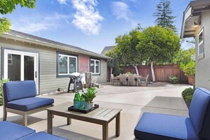 Outdoor dining - Downtown Healdsburg Wine Country Retreat (Healdsburg)