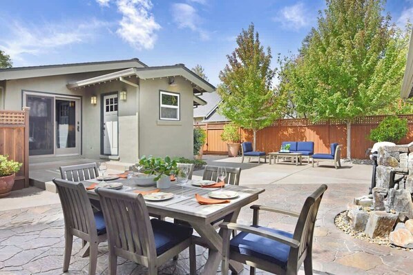 Outdoor dining - Downtown Healdsburg Wine Country Retreat (Healdsburg)