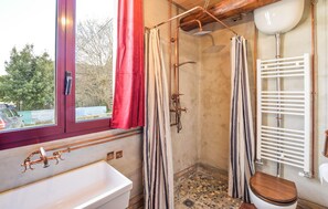 Combined shower/tub