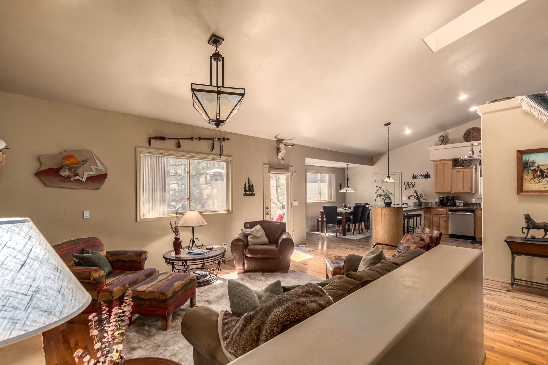 تلفزيون ذكي، مدفأة، ألعاب فيديو، مشغل دي في دي