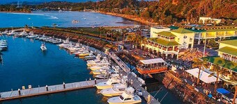Breathtaking Ocean Vistas, Jungle Bliss, Walk to Eateries & Beach, Fast Internet