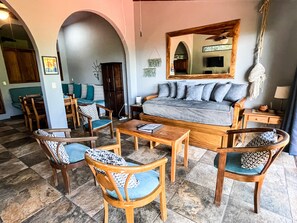 Smart TV, books - Breathtaking Ocean Vistas, Jungle Bliss, Walk to Eateries & Beach, Fast Internet (Manuel Antonio)