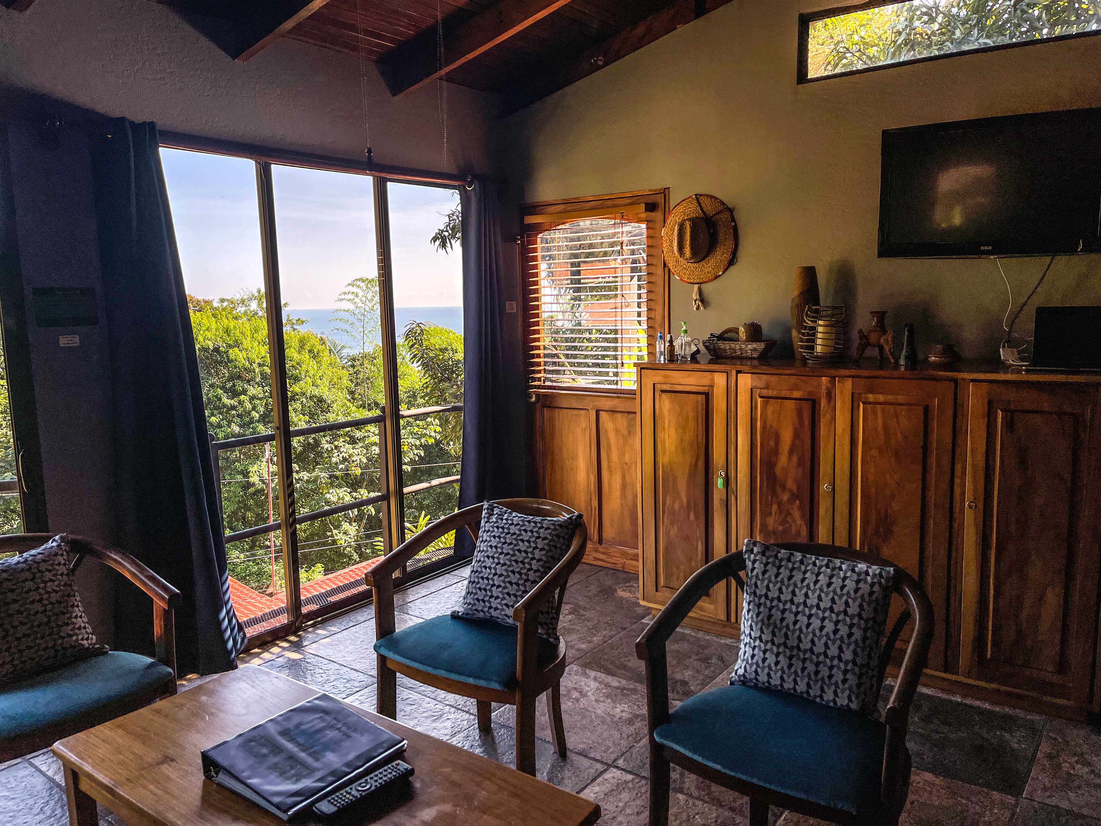 Televisor intel·ligent i llibres 