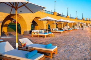 Beach nearby, white sand, free beach shuttle, 3 beach bars - Outstanding Sea View-Azzurra Apartments (Sahl Hasheeh)
