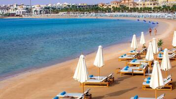 Una spiaggia nelle vicinanze, sabbia bianca