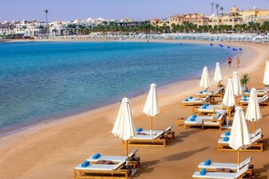 Beach nearby, white sand, free beach shuttle, 3 beach bars