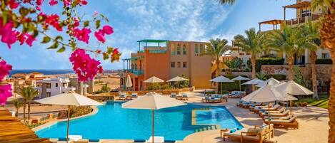 7 piscines extérieures, parasols de plage