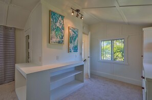 Interior - Cozy 2-bedroom in Golden Rectangle, just steps away from beautiful Carmel Beach. (Carmel-by-the-Sea)