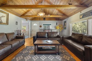 Smart TV, video games, ping pong, books - The Dam Overlook  • 3 Min Walk to the Lake • Hot Tub • Game Room (Evergreen)