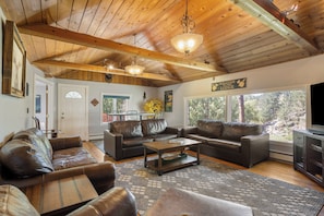 TV connectée, jeux vidéo, table de tennis de table, livres