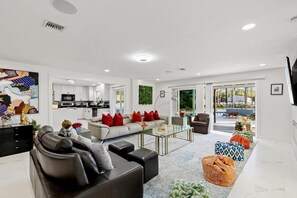 Smart TV, fireplace, ping pong, books - Paradise Escape: Luxe Pool 7BR Villa -10 Min to Beach & DT - 3900ft2 -PickelBall (Naples)