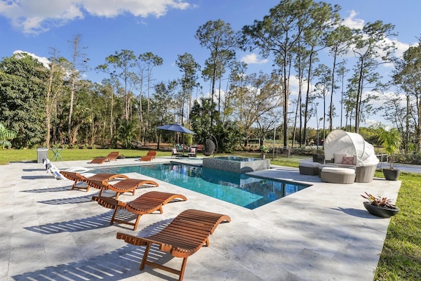 Een buitenzwembad, een verwarmd zwembad