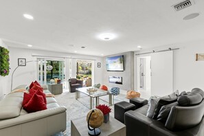 Téléviseur connecté, foyer, table de ping-pong, livres