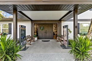 Exterior detail - Paradise Escape: Luxe Pool 7BR Villa -10 Min to Beach & DT - 3900ft2 -PickelBall (Naples)