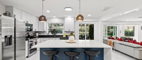 Refrigerador, microondas, horno y parrilla de estufa