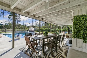 Outdoor dining - Paradise Escape: Luxe Pool 7BR Villa -10 Min to Beach & DT - 3900ft2 -PickelBall (Naples)