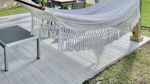 A hammock under a wooden pergola with a pool in the background. - AQUA VILLA steps from the beach (Luquillo)