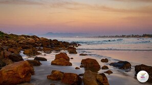 Playa en los alrededores y 20 bares en la playa