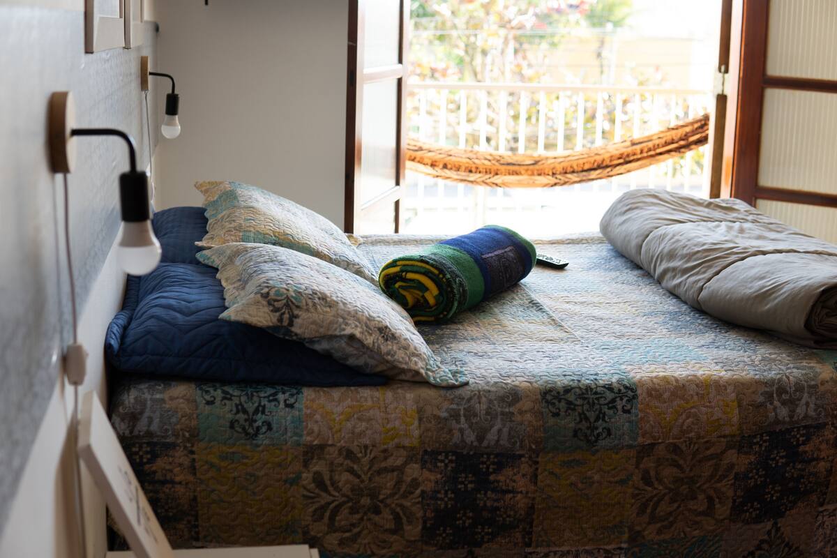 Cortinas blackout, tabla de planchar con plancha y wifi gratis