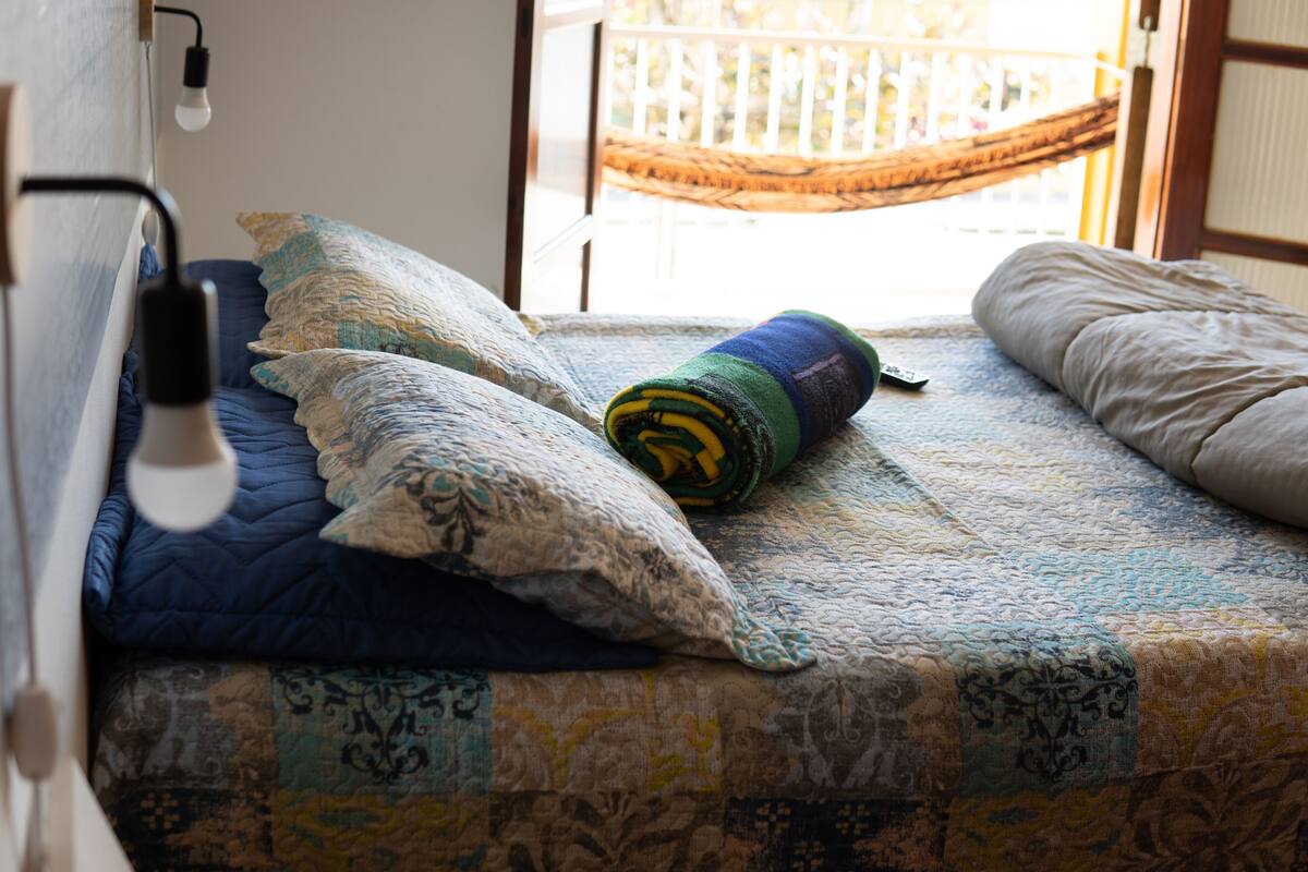 Cortinas blackout, tabla de planchar con plancha y wifi gratis