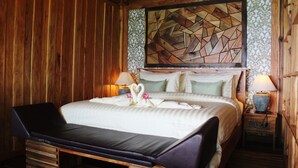 A wooden room with a bed, two bedside tables, and a bench. - Phi Phi Phu Chalet Beach Resort (Ko Phi Phi)