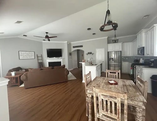 Immaculate Farmhouse Style Southern Rental