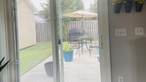 Et værelse med en skydedør, der fører til en patio.