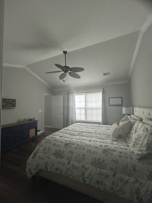 4 habitaciones, tabla de planchar con plancha, wifi y ropa de cama
