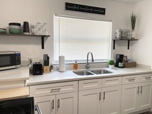 Frigorifero, microonde, forno, piano cottura