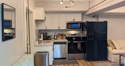 Newly remodeled basement apt just two blocks from the downtown mall - 2 miles to hospital