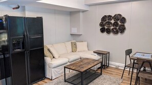 Una televisión, una oficina