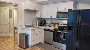 Frigorífico, microondas, horno y placa de cocina