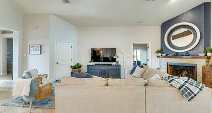 4-Season Boathouse, Hot Tub! Guadalupe River Oasis