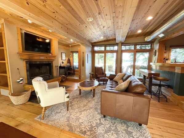 Smart TV, fireplace, books, stereo