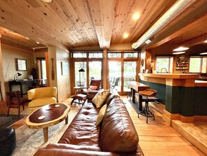 Smart TV, chimenea, libros y estéreo 