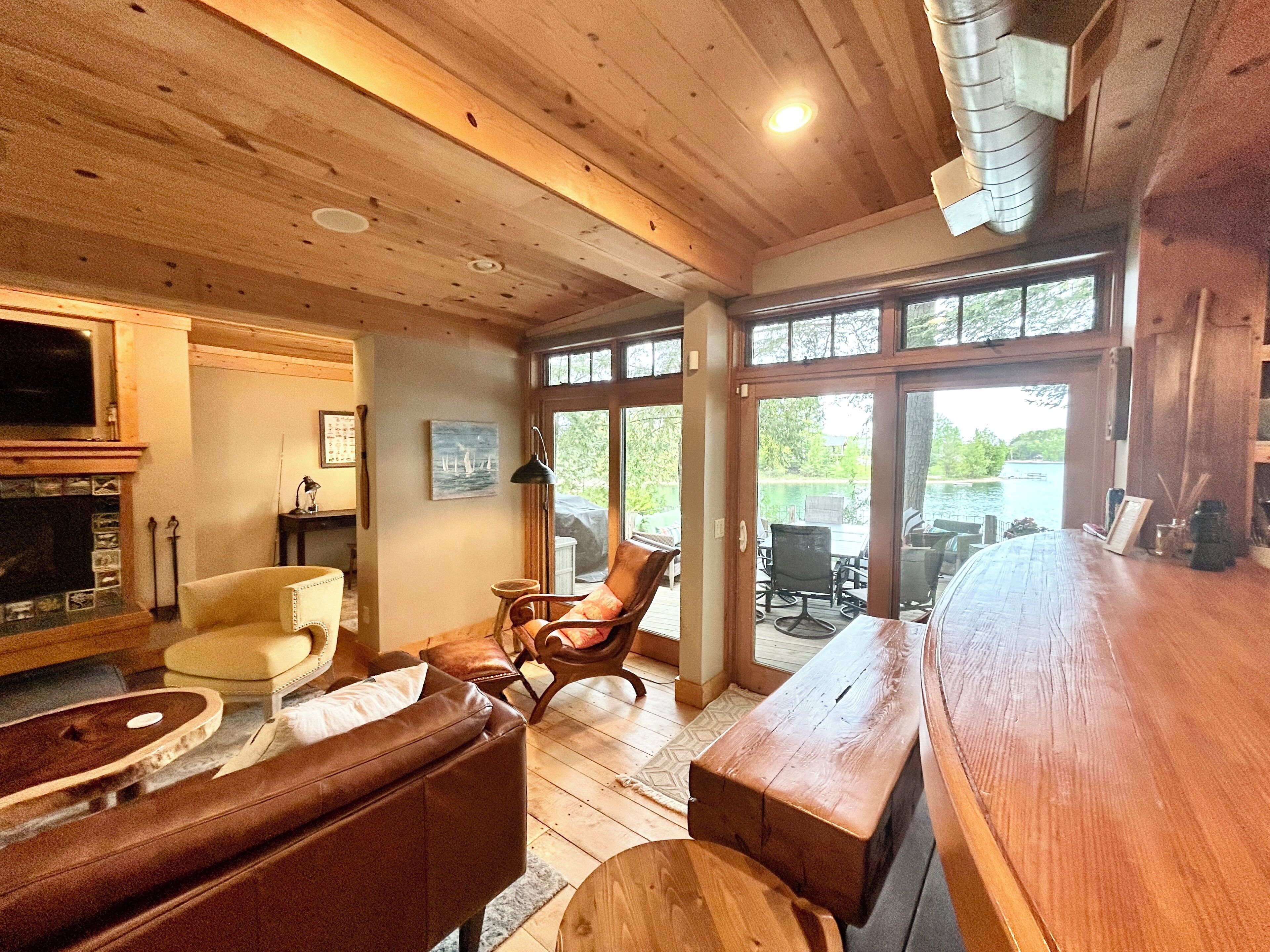 Smart TV, fireplace, books, stereo