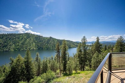 Lakefront 6BR home with 2 kitchens and incredible views
