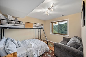 6 bedrooms, iron/ironing board, free WiFi, bed sheets