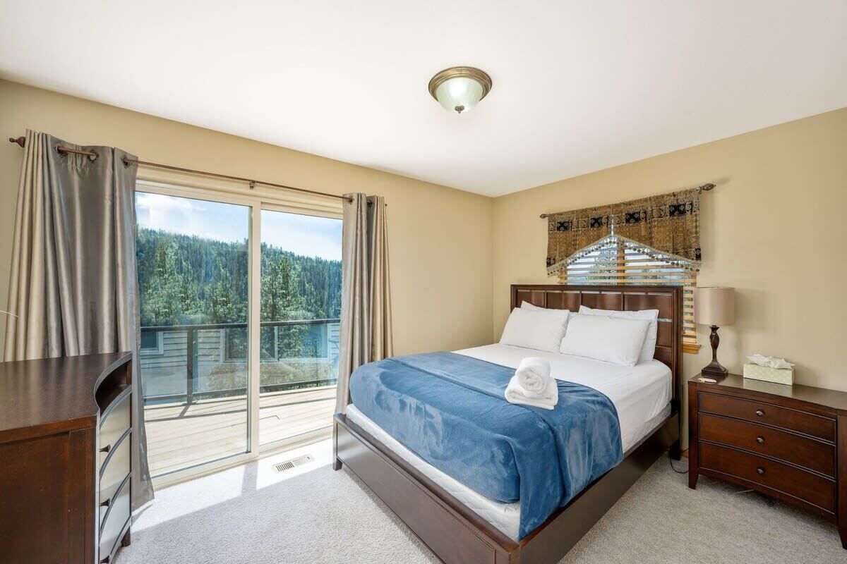 6 bedrooms, desk, iron/ironing board, WiFi