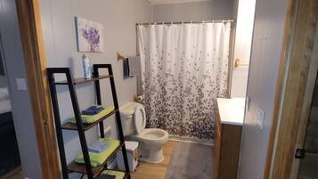 Combined shower/tub, towels