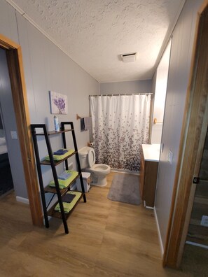 Combined shower/bathtub, towels - Less than 1 mile from Dale Hollow State Park Marina. Private pond for fishing. (Burkesville)