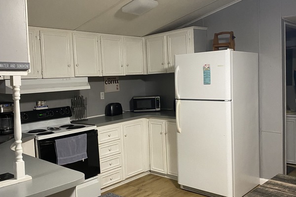 Geladeira, micro-ondas, fogão, cooktop