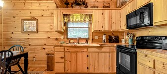 Charming cabin with private hot tub, high-speed WiF & central AC - dog-friendly