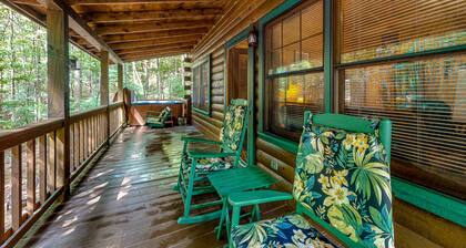 Woodland cabin with private hot tub, fireplace, firepit & AC - dog-friendly
