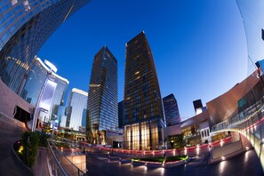 Front of property - PENTHOUSE SUITE on the Strip - 6 Comfy BEDS (Las Vegas)