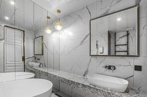 Signature Suite (No Parking) | Baño | Artículos de higiene personal gratuitos, secador de pelo y albornoces